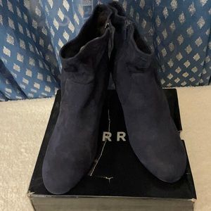 Navy blue ankle boots with a round toe with a heel side zipper stretchy material